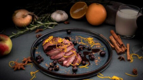 Wilde gans met zwarte (of blauwe) bessen